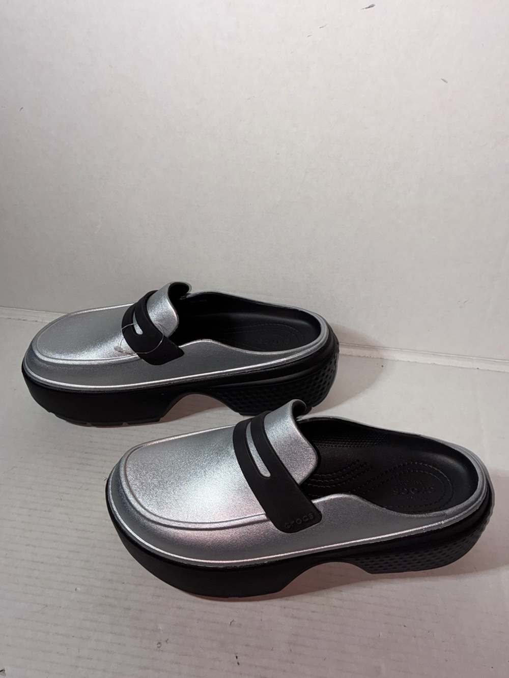 NWOT CROCS Metallic Silver Platform Clogs with Black Sole Wom Sz 10 Men Sz 8 - Picture 4 of 9